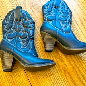 Fun, blue cowboy boots!